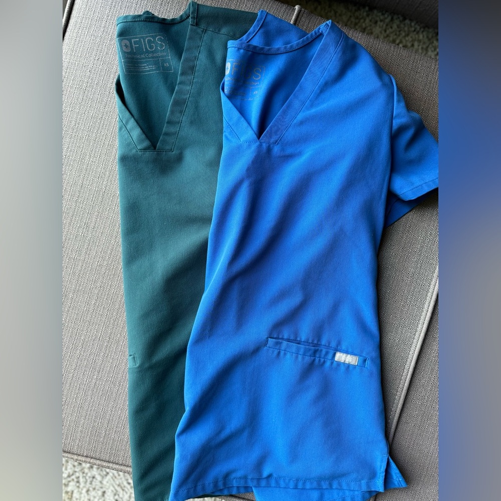 FIGS Casma three pocket scrub top bundle